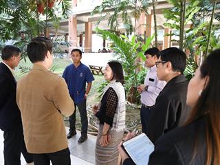 รักษาการแทนอธิการบดี,พร้อมคณะผู้บริหาร,ลงพื้นที่ตรวจโรงอาหาร,เพื่อสำรวจความเรียบร้อย,พร้อมเตรียมปรับปรุงภูมิทัศน์ให้สวยงามน่าอยู่ยิ่งขึ้น