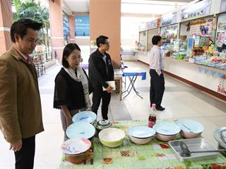 รักษาการแทนอธิการบดี,พร้อมคณะผู้บริหาร,ลงพื้นที่ตรวจโรงอาหาร,เพื่อสำรวจความเรียบร้อย,พร้อมเตรียมปรับปรุงภูมิทัศน์ให้สวยงามน่าอยู่ยิ่งขึ้น