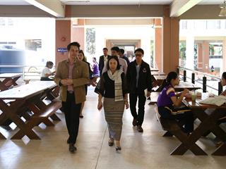 รักษาการแทนอธิการบดี,พร้อมคณะผู้บริหาร,ลงพื้นที่ตรวจโรงอาหาร,เพื่อสำรวจความเรียบร้อย,พร้อมเตรียมปรับปรุงภูมิทัศน์ให้สวยงามน่าอยู่ยิ่งขึ้น