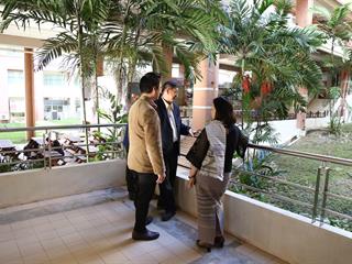 รักษาการแทนอธิการบดี,พร้อมคณะผู้บริหาร,ลงพื้นที่ตรวจโรงอาหาร,เพื่อสำรวจความเรียบร้อย,พร้อมเตรียมปรับปรุงภูมิทัศน์ให้สวยงามน่าอยู่ยิ่งขึ้น