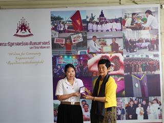 มอบเหรียญรางวัลเรียนดี,ประจำปีการศึกษา,2560,ให้แก่นิสิตสาขาวิชาพัฒนาสังคม,และนิสิตสาขาวิชารัฐศาสตร์,คณะรัฐศาสตร์และสังคมศาสตร์,มหาวิทยาลัยพะเยา