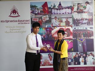 มอบเหรียญรางวัลเรียนดี,ประจำปีการศึกษา,2560,ให้แก่นิสิตสาขาวิชาพัฒนาสังคม,และนิสิตสาขาวิชารัฐศาสตร์,คณะรัฐศาสตร์และสังคมศาสตร์,มหาวิทยาลัยพะเยา