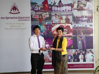 มอบเหรียญรางวัลเรียนดี,ประจำปีการศึกษา,2560,ให้แก่นิสิตสาขาวิชาพัฒนาสังคม,และนิสิตสาขาวิชารัฐศาสตร์,คณะรัฐศาสตร์และสังคมศาสตร์,มหาวิทยาลัยพะเยา