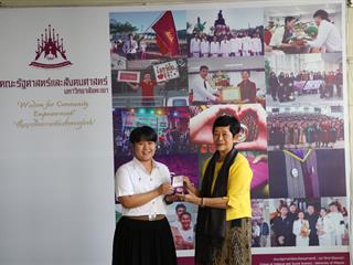 มอบเหรียญรางวัลเรียนดี,ประจำปีการศึกษา,2560,ให้แก่นิสิตสาขาวิชาพัฒนาสังคม,และนิสิตสาขาวิชารัฐศาสตร์,คณะรัฐศาสตร์และสังคมศาสตร์,มหาวิทยาลัยพะเยา
