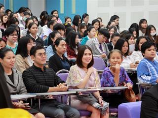 คณะศิลปศาสตร์,ร่วมกับ,ศูนย์สังคีตศิลป์,ธนาคารกรุงเทพ,และ,สมาคมนักเขียนแห่งประเทศไทย,,จัดโครงการสร้างสรรค์วรรณศิลป์,“กวีปากกาทอง”,ประจำปี,พ.ศ.,2561,,ณ,ห้อง,CE14206,คณะศิลปศาสตร์,มหาวิทยาลัยพะเยา