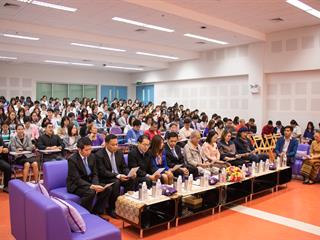 คณะศิลปศาสตร์,ร่วมกับ,ศูนย์สังคีตศิลป์,ธนาคารกรุงเทพ,และ,สมาคมนักเขียนแห่งประเทศไทย,,จัดโครงการสร้างสรรค์วรรณศิลป์,“กวีปากกาทอง”,ประจำปี,พ.ศ.,2561,,ณ,ห้อง,CE14206,คณะศิลปศาสตร์,มหาวิทยาลัยพะเยา