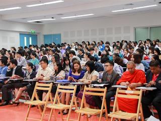 คณะศิลปศาสตร์,ร่วมกับ,ศูนย์สังคีตศิลป์,ธนาคารกรุงเทพ,และ,สมาคมนักเขียนแห่งประเทศไทย,,จัดโครงการสร้างสรรค์วรรณศิลป์,“กวีปากกาทอง”,ประจำปี,พ.ศ.,2561,,ณ,ห้อง,CE14206,คณะศิลปศาสตร์,มหาวิทยาลัยพะเยา