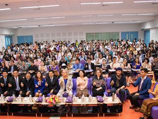 คณะศิลปศาสตร์,ร่วมกับ,ศูนย์สังคีตศิลป์,ธนาคารกรุงเทพ,และ,สมาคมนักเขียนแห่งประเทศไทย,,จัดโครงการสร้างสรรค์วรรณศิลป์,“กวีปากกาทอง”,ประจำปี,พ.ศ.,2561,,ณ,ห้อง,CE14206,คณะศิลปศาสตร์,มหาวิทยาลัยพะเยา