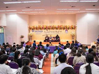 คณะศิลปศาสตร์,ร่วมกับ,ศูนย์สังคีตศิลป์,ธนาคารกรุงเทพ,และ,สมาคมนักเขียนแห่งประเทศไทย,,จัดโครงการสร้างสรรค์วรรณศิลป์,“กวีปากกาทอง”,ประจำปี,พ.ศ.,2561,,ณ,ห้อง,CE14206,คณะศิลปศาสตร์,มหาวิทยาลัยพะเยา