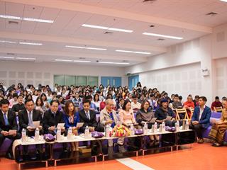 คณะศิลปศาสตร์,ร่วมกับ,ศูนย์สังคีตศิลป์,ธนาคารกรุงเทพ,และ,สมาคมนักเขียนแห่งประเทศไทย,,จัดโครงการสร้างสรรค์วรรณศิลป์,“กวีปากกาทอง”,ประจำปี,พ.ศ.,2561,,ณ,ห้อง,CE14206,คณะศิลปศาสตร์,มหาวิทยาลัยพะเยา