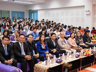 คณะศิลปศาสตร์,ร่วมกับ,ศูนย์สังคีตศิลป์,ธนาคารกรุงเทพ,และ,สมาคมนักเขียนแห่งประเทศไทย,,จัดโครงการสร้างสรรค์วรรณศิลป์,“กวีปากกาทอง”,ประจำปี,พ.ศ.,2561,,ณ,ห้อง,CE14206,คณะศิลปศาสตร์,มหาวิทยาลัยพะเยา