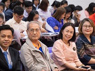 คณะศิลปศาสตร์,ร่วมกับ,ศูนย์สังคีตศิลป์,ธนาคารกรุงเทพ,และ,สมาคมนักเขียนแห่งประเทศไทย,,จัดโครงการสร้างสรรค์วรรณศิลป์,“กวีปากกาทอง”,ประจำปี,พ.ศ.,2561,,ณ,ห้อง,CE14206,คณะศิลปศาสตร์,มหาวิทยาลัยพะเยา