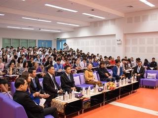 คณะศิลปศาสตร์,ร่วมกับ,ศูนย์สังคีตศิลป์,ธนาคารกรุงเทพ,และ,สมาคมนักเขียนแห่งประเทศไทย,,จัดโครงการสร้างสรรค์วรรณศิลป์,“กวีปากกาทอง”,ประจำปี,พ.ศ.,2561,,ณ,ห้อง,CE14206,คณะศิลปศาสตร์,มหาวิทยาลัยพะเยา