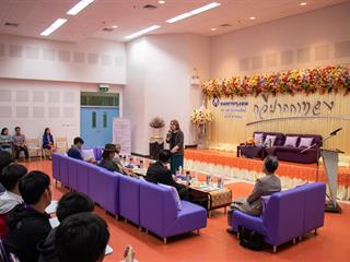 คณะศิลปศาสตร์,ร่วมกับ,ศูนย์สังคีตศิลป์,ธนาคารกรุงเทพ,และ,สมาคมนักเขียนแห่งประเทศไทย,,จัดโครงการสร้างสรรค์วรรณศิลป์,“กวีปากกาทอง”,ประจำปี,พ.ศ.,2561,,ณ,ห้อง,CE14206,คณะศิลปศาสตร์,มหาวิทยาลัยพะเยา