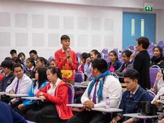 คณะศิลปศาสตร์,ร่วมกับ,ศูนย์สังคีตศิลป์,ธนาคารกรุงเทพ,และ,สมาคมนักเขียนแห่งประเทศไทย,,จัดโครงการสร้างสรรค์วรรณศิลป์,“กวีปากกาทอง”,ประจำปี,พ.ศ.,2561,,ณ,ห้อง,CE14206,คณะศิลปศาสตร์,มหาวิทยาลัยพะเยา