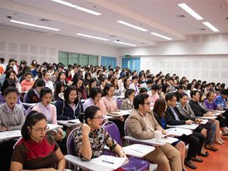 คณะศิลปศาสตร์,ร่วมกับ,ศูนย์สังคีตศิลป์,ธนาคารกรุงเทพ,และ,สมาคมนักเขียนแห่งประเทศไทย,,จัดโครงการสร้างสรรค์วรรณศิลป์,“กวีปากกาทอง”,ประจำปี,พ.ศ.,2561,,ณ,ห้อง,CE14206,คณะศิลปศาสตร์,มหาวิทยาลัยพะเยา