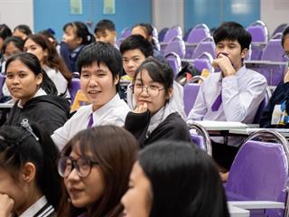 คณะศิลปศาสตร์,ร่วมกับ,ศูนย์สังคีตศิลป์,ธนาคารกรุงเทพ,และ,สมาคมนักเขียนแห่งประเทศไทย,,จัดโครงการสร้างสรรค์วรรณศิลป์,“กวีปากกาทอง”,ประจำปี,พ.ศ.,2561,,ณ,ห้อง,CE14206,คณะศิลปศาสตร์,มหาวิทยาลัยพะเยา
