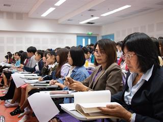 คณะศิลปศาสตร์,ร่วมกับ,ศูนย์สังคีตศิลป์,ธนาคารกรุงเทพ,และ,สมาคมนักเขียนแห่งประเทศไทย,,จัดโครงการสร้างสรรค์วรรณศิลป์,“กวีปากกาทอง”,ประจำปี,พ.ศ.,2561,,ณ,ห้อง,CE14206,คณะศิลปศาสตร์,มหาวิทยาลัยพะเยา
