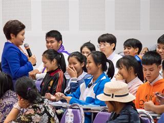 คณะศิลปศาสตร์,ร่วมกับ,ศูนย์สังคีตศิลป์,ธนาคารกรุงเทพ,และ,สมาคมนักเขียนแห่งประเทศไทย,,จัดโครงการสร้างสรรค์วรรณศิลป์,“กวีปากกาทอง”,ประจำปี,พ.ศ.,2561,,ณ,ห้อง,CE14206,คณะศิลปศาสตร์,มหาวิทยาลัยพะเยา