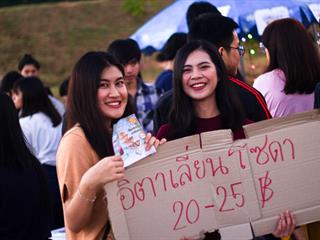 คณะศิลปศาสตร์,คณะรัฐศาสตร์และสังคมศาสตร์,และวิทยาลัยการศึกษา,ร่วมจัดงาน,“สืบสานตำนานแห่งสายนที,ประเพณียี่เป็ง,2561”,ณ,ถนนศรีโคมคำ,มหาวิทยาลัยพะเยา