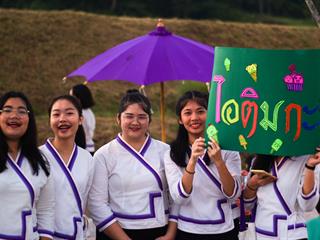 คณะศิลปศาสตร์,คณะรัฐศาสตร์และสังคมศาสตร์,และวิทยาลัยการศึกษา,ร่วมจัดงาน,“สืบสานตำนานแห่งสายนที,ประเพณียี่เป็ง,2561”,ณ,ถนนศรีโคมคำ,มหาวิทยาลัยพะเยา