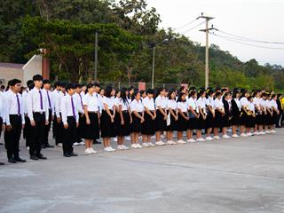 คณะศิลปศาสตร์เข้าร่วมพิธีเคารพธงชาติและร้องเพลงชาติ,เนื่องในโอกาสวันคล้ายวันเฉลิมพระชนมพรรษา,พระบาทสมเด็จพระปรมินทรมหาภูมิพลอดุลยเดช,บรมนาถบพิตร,และวันพ่อแห่งชาติ,พ.ศ.,2561