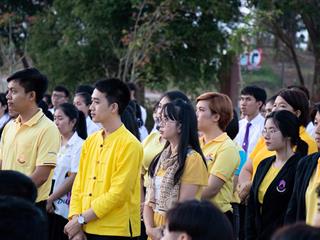 คณะศิลปศาสตร์เข้าร่วมพิธีเคารพธงชาติและร้องเพลงชาติ,เนื่องในโอกาสวันคล้ายวันเฉลิมพระชนมพรรษา,พระบาทสมเด็จพระปรมินทรมหาภูมิพลอดุลยเดช,บรมนาถบพิตร,และวันพ่อแห่งชาติ,พ.ศ.,2561