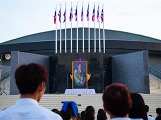 คณะศิลปศาสตร์เข้าร่วมพิธีเคารพธงชาติและร้องเพลงชาติ,เนื่องในโอกาสวันคล้ายวันเฉลิมพระชนมพรรษา,พระบาทสมเด็จพระปรมินทรมหาภูมิพลอดุลยเดช,บรมนาถบพิตร,และวันพ่อแห่งชาติ,พ.ศ.,2561
