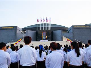 คณะศิลปศาสตร์เข้าร่วมพิธีเคารพธงชาติและร้องเพลงชาติ,เนื่องในโอกาสวันคล้ายวันเฉลิมพระชนมพรรษา,พระบาทสมเด็จพระปรมินทรมหาภูมิพลอดุลยเดช,บรมนาถบพิตร,และวันพ่อแห่งชาติ,พ.ศ.,2561
