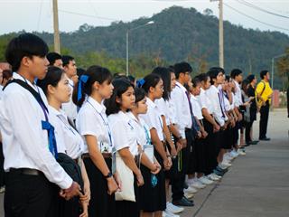 คณะศิลปศาสตร์เข้าร่วมพิธีเคารพธงชาติและร้องเพลงชาติ,เนื่องในโอกาสวันคล้ายวันเฉลิมพระชนมพรรษา,พระบาทสมเด็จพระปรมินทรมหาภูมิพลอดุลยเดช,บรมนาถบพิตร,และวันพ่อแห่งชาติ,พ.ศ.,2561