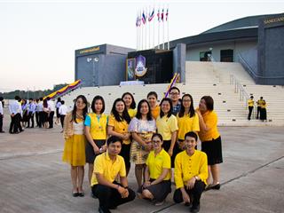 คณะศิลปศาสตร์เข้าร่วมพิธีเคารพธงชาติและร้องเพลงชาติ,เนื่องในโอกาสวันคล้ายวันเฉลิมพระชนมพรรษา,พระบาทสมเด็จพระปรมินทรมหาภูมิพลอดุลยเดช,บรมนาถบพิตร,และวันพ่อแห่งชาติ,พ.ศ.,2561