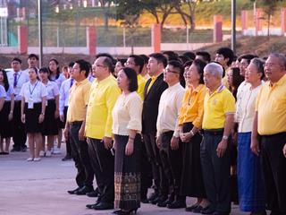 คณะศิลปศาสตร์เข้าร่วมพิธีเคารพธงชาติและร้องเพลงชาติ,เนื่องในโอกาสวันคล้ายวันเฉลิมพระชนมพรรษา,พระบาทสมเด็จพระปรมินทรมหาภูมิพลอดุลยเดช,บรมนาถบพิตร,และวันพ่อแห่งชาติ,พ.ศ.,2561