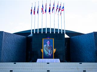 คณะศิลปศาสตร์เข้าร่วมพิธีเคารพธงชาติและร้องเพลงชาติ,เนื่องในโอกาสวันคล้ายวันเฉลิมพระชนมพรรษา,พระบาทสมเด็จพระปรมินทรมหาภูมิพลอดุลยเดช,บรมนาถบพิตร,และวันพ่อแห่งชาติ,พ.ศ.,2561