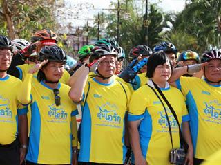 คณะผู้บริหาร,ม.พะเยา,ร่วมปั่นจักรยาน,ในกิจกรรมปั่นจักรยานเฉลิมพระเกียรติ,,"อุ่นไอรัก,คลายความหนาว,สายน้ำแห่งรัตนโกสินทร์",วันอาทิตย์ที่,9,ธ.ค.,2561