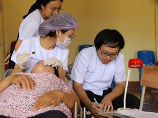 นิสิตทันตแพทย์ให้บริการตรวจสุขภาพช่องปากแก่ชุมชนในอำเภอภูซางจังหวัดพะเยา