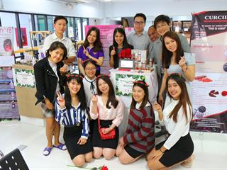 งานนิทรรศการแสดงผลงานของนิสิตวิทยาศาสตร์เครื่องสำอาง,ชั้นปีที่,3