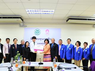 คณะแพทยศาตร์รับมอบทุนการศึกษา,จากมูลนิธิทุนแพทย์เพื่อปวงประชา