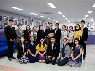 คณะศิลปศาสตร์,มอบของขวัญเนื่องในวาระดิถีต้อนรับปีพุทธศักราชใหม่,๒๕๖๒,แก่,คณะ,วิทยาลัย,หน่วยงานภายในและหน่วยงานภายนอก,มหาวิทยาลัยพะเยา