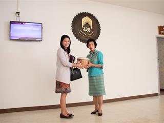 คณะศิลปศาสตร์,มอบของขวัญเนื่องในวาระดิถีต้อนรับปีพุทธศักราชใหม่,๒๕๖๒,แก่,คณะ,วิทยาลัย,หน่วยงานภายในและหน่วยงานภายนอก,มหาวิทยาลัยพะเยา