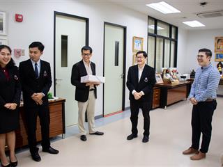 คณะศิลปศาสตร์,มอบของขวัญเนื่องในวาระดิถีต้อนรับปีพุทธศักราชใหม่,๒๕๖๒,แก่ผู้อำนวยการศูนย์การแพทย์และโรงพยาบาล,มหาวิทยาลัยพะเยา