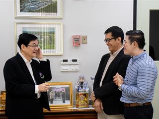คณะศิลปศาสตร์,มอบของขวัญเนื่องในวาระดิถีต้อนรับปีพุทธศักราชใหม่,๒๕๖๒,แก่ผู้อำนวยการศูนย์การแพทย์และโรงพยาบาล,มหาวิทยาลัยพะเยา