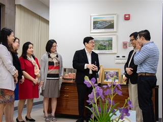 คณะศิลปศาสตร์,มอบของขวัญเนื่องในวาระดิถีต้อนรับปีพุทธศักราชใหม่,๒๕๖๒,แก่ผู้อำนวยการศูนย์การแพทย์และโรงพยาบาล,มหาวิทยาลัยพะเยา