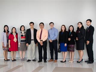 คณะศิลปศาสตร์,มอบของขวัญเนื่องในวาระดิถีต้อนรับปีพุทธศักราชใหม่,๒๕๖๒,แก่ผู้อำนวยการศูนย์การแพทย์และโรงพยาบาล,มหาวิทยาลัยพะเยา