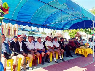 สุขใจ,วัยชรา,วิทย์-แพทย์มอบถุงผ้าเป็นของขวัญปีใหม่,ให้แก่นักเรียนโรงเรียนผู้สูงอายุตำบลดอกคำใต้,