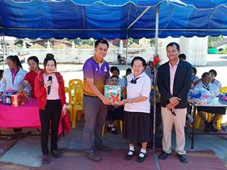 สุขใจ,วัยชรา,วิทย์-แพทย์มอบถุงผ้าเป็นของขวัญปีใหม่,ให้แก่นักเรียนโรงเรียนผู้สูงอายุตำบลดอกคำใต้,