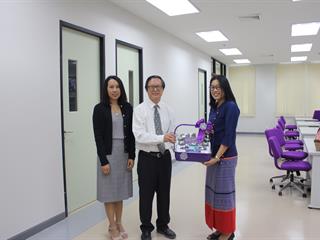 สำนักงานสภามหาวิทยาลัยพะเยา,มอบกระเช้าของขวัญแก่,ผู้อำนวยการศูนย์การแพทย์และโรงพยาบาล,มหาวิทยาลัยพะเยา,ปีใหม่พุทธศักราชใหม่,2562