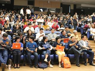 สาขาวิชารัฐศาสตร์,คณะรัฐศาสตร์และสังคมศาสตร์,มหาวิทยาลัยพะเยา,ดำเนินโครงการอัตลักษณ์สิงห์,กิจกรรมที่,3,ปีที่,3,เพื่อชุมชน,ณ,ห้องประชุมใหญ่,อาคาร,50,ปี,คณะรัฐศาสตร์ฯ,มหาวิทยาลัยเชียงใหม่