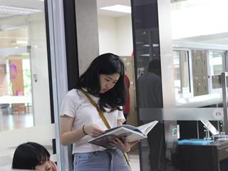 ขอเชิญบุคลากรและนิสิต,มหาวิทยาลัยพะเยา,,เข้าใช้บริการห้องสมุด,miniTCDC,หนังสือและวัสดุตัวอย่างใหม่,จาก,CEA,ปีที่,3