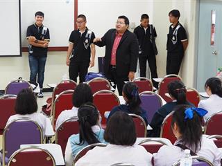 คณะนิติศาสตร์,ได้ให้การต้อนรับและทำกิจกรรมกลุ่มแนะนำคณะแก่นักเรียนในการสอบสัมภาษณ์นักเรียน