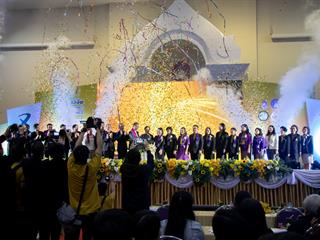 คณะศิลปศาสตร์,มหาวิทยาลัยพะเยา,ได้รับ,“รางวัลระดับเหรียญทอง”,และ,“รางวัล,Popular,Vote”,ในงานนำเสนอผลงาน,1,คณะ,1,โมเดล,ณ,เวทีพะเยาวิจัย,ครั้งที่,8